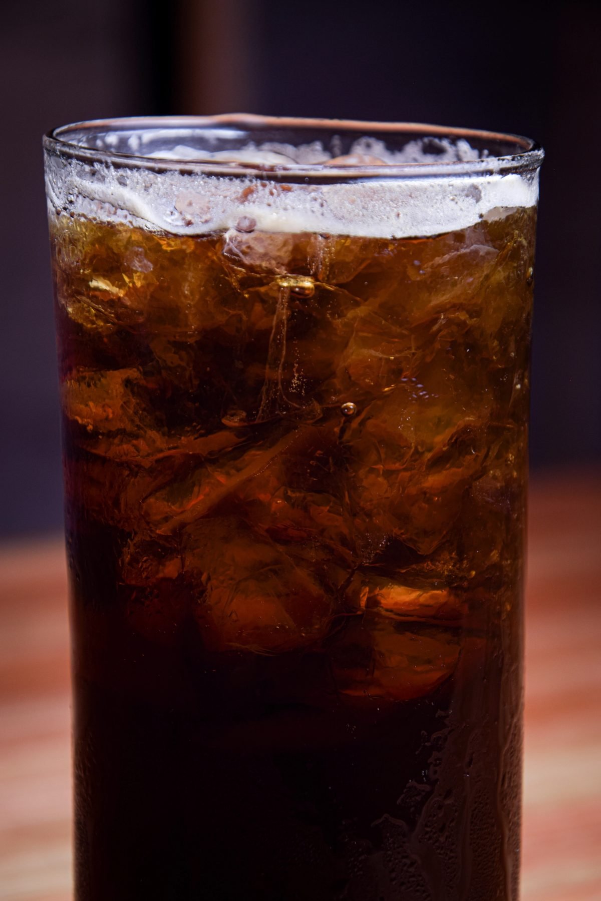 Bebida oscura con hielo