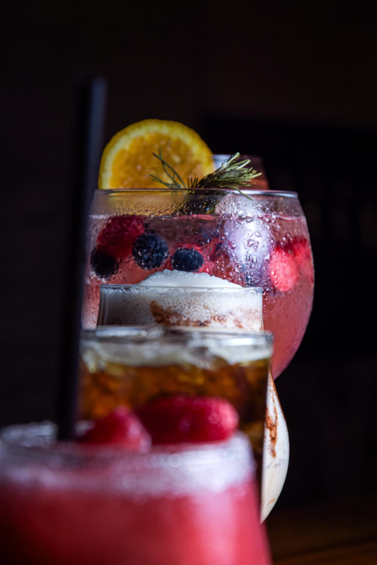 Vaso largo con bebida oscura