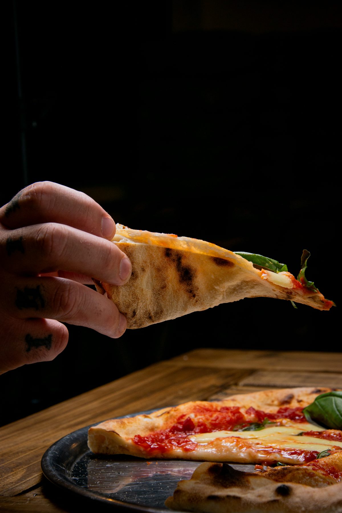 Slice de pizza sostenido