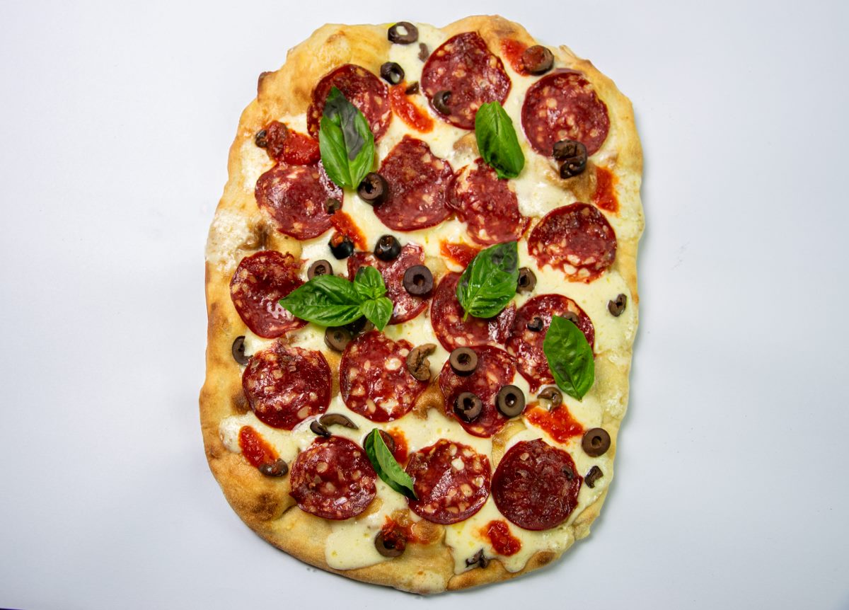 Pizza salami con albahaca