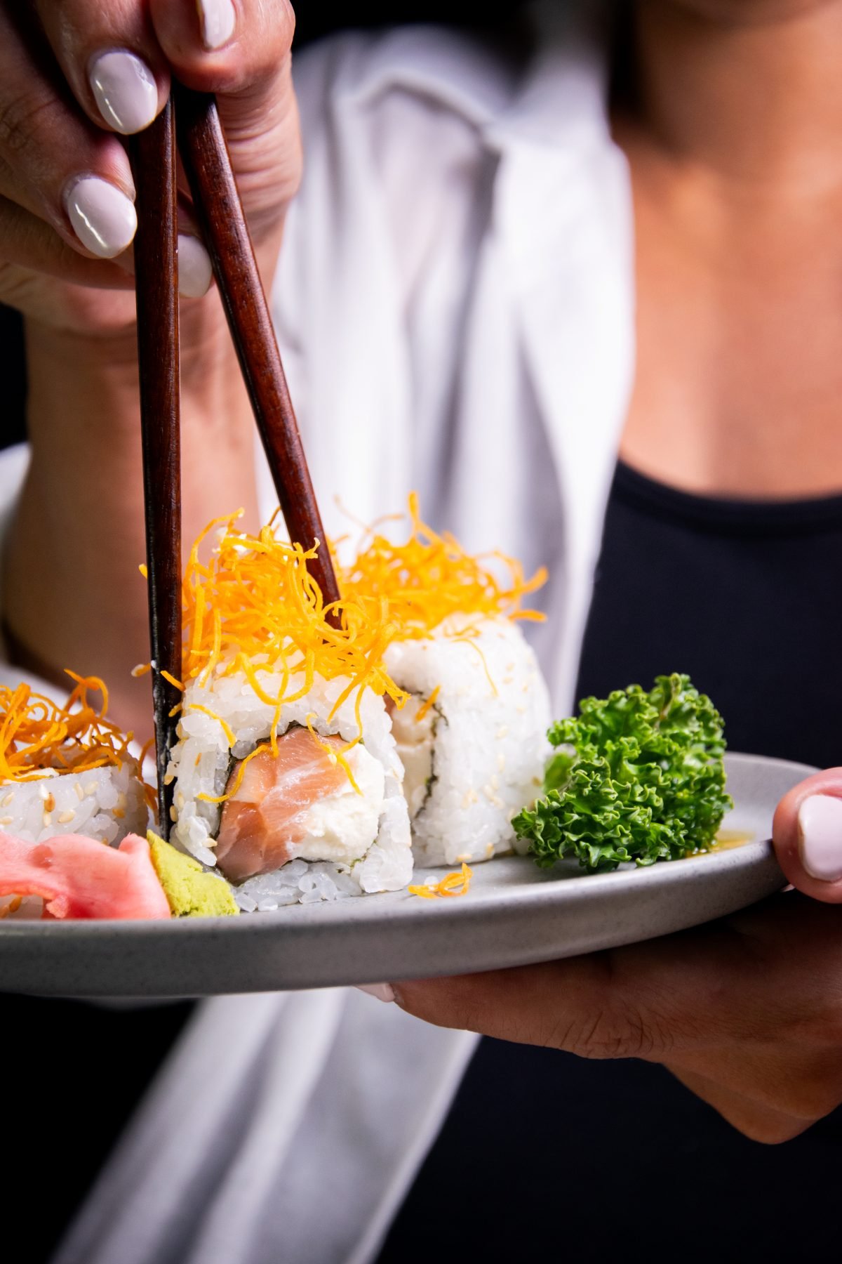 Sushi variado sobre pizarra
